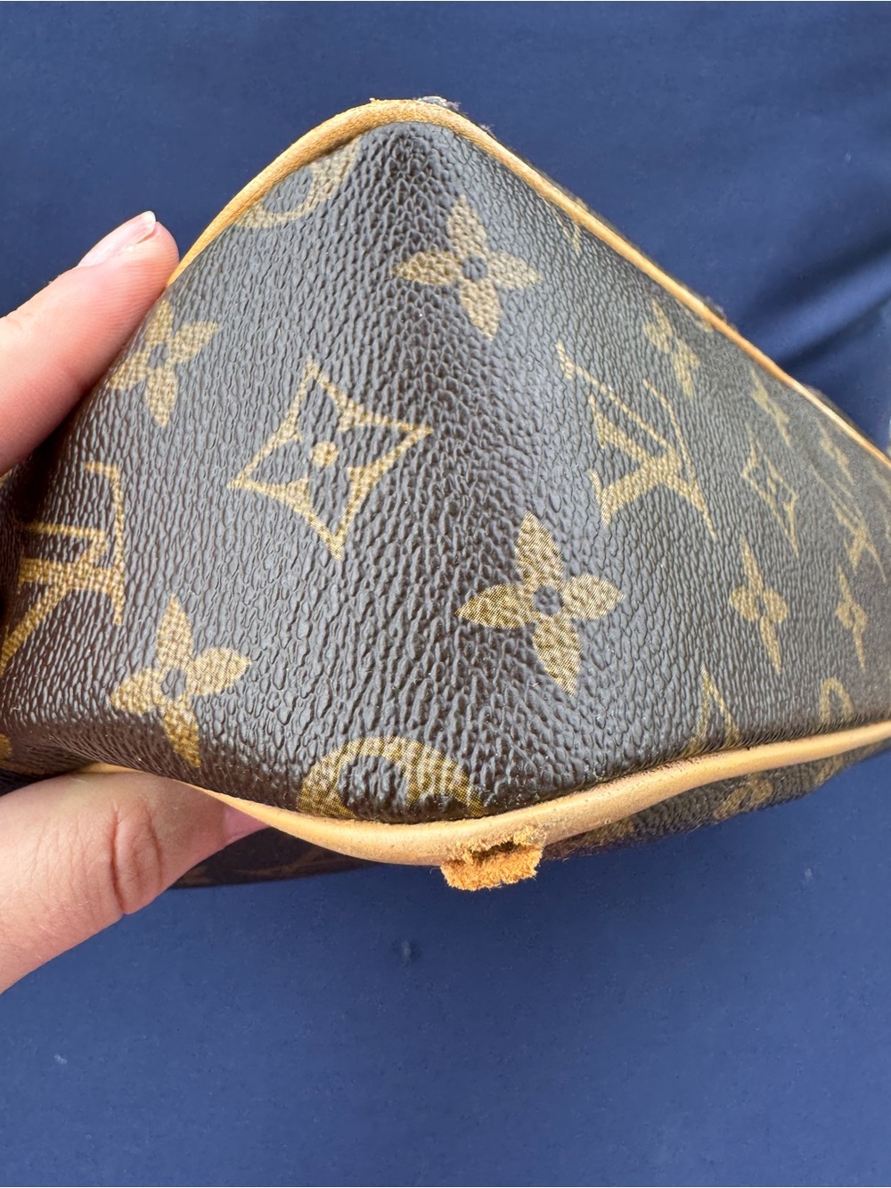 Louis Vuitton Monogram Canvas Messenger Bag with Vachetta Trim - Picture 4 of 10